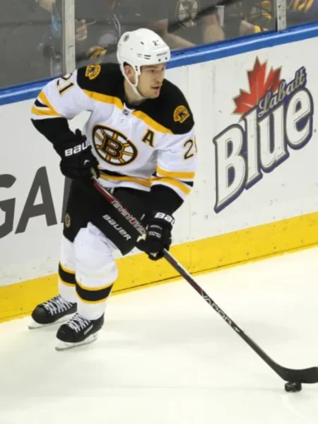 Bruins Legend Fires Up Fans With Beer Chug